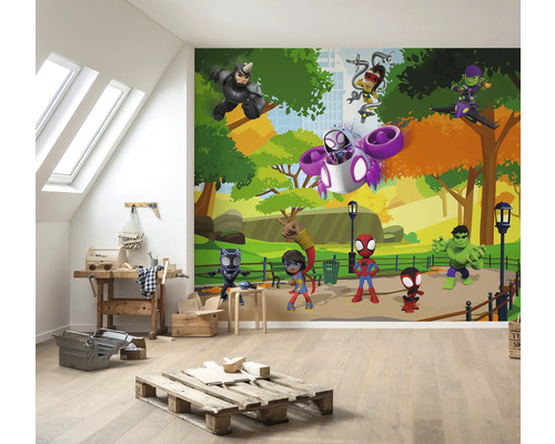 Barnrum med väggmålning av superhjältar i en park
