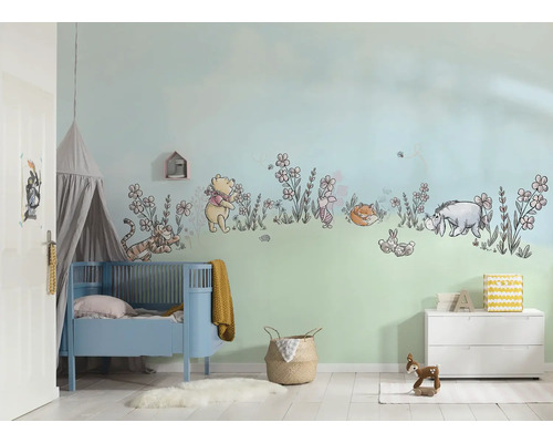 Barnrum med väggdekor Nalle Puh, barnsäng, himmelssäng och byrå