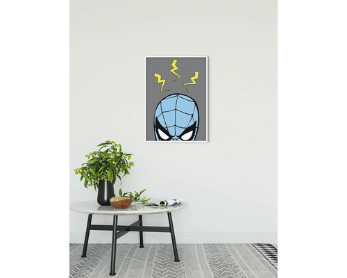 Inramad affisch med superhjältemotiv på en vägg