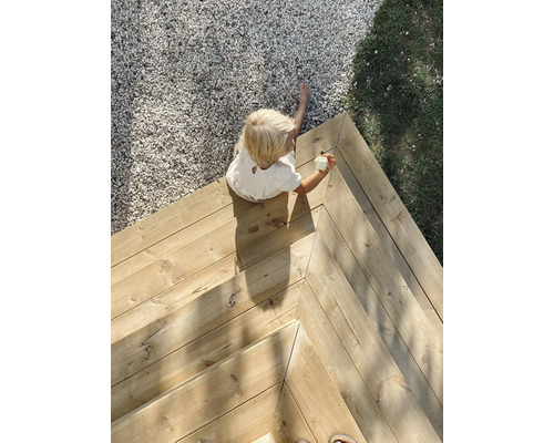 Ovanifrån: barn på trädäck med grus och gräsmatta