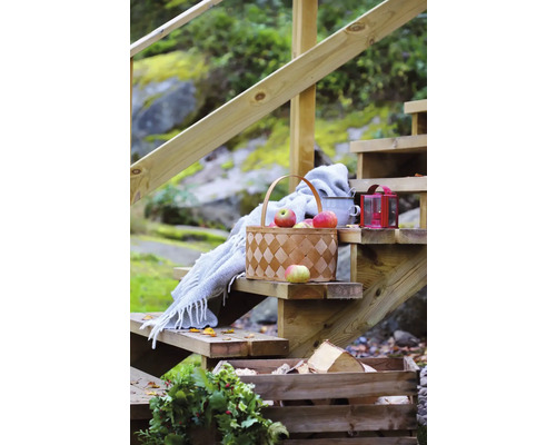 Trätrappa dekorerad med äpplen, filt, lykta och trälåda