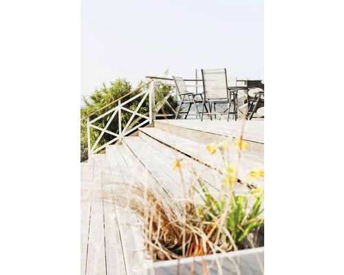 Ljus träterrass med trappa, räcke, bord och stolar