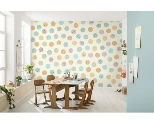 Ljust rum med barntapet med prickigt mönster, motiv av Musse Pigg och Minnie Mouse