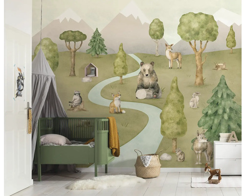 Barnrum med skogstapet, spjälsäng och leksaker