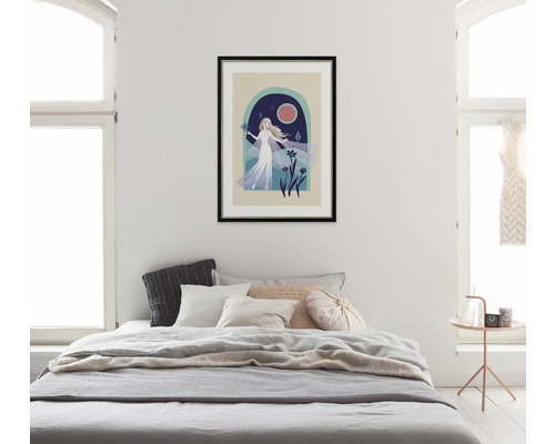 Sovrum med säng och inramad bild av en kvinna med blommor