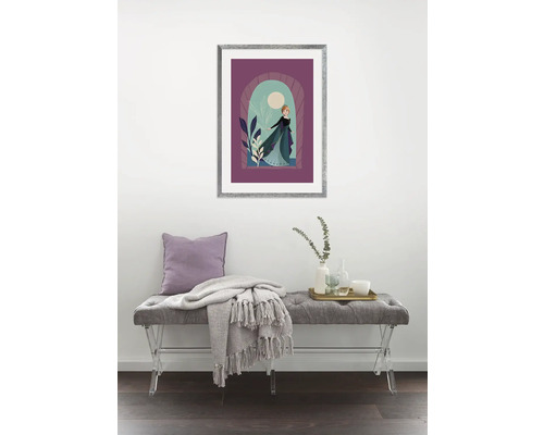 Inramad bild med Anna från filmen Frost, placerad ovanför en bänk med kudde och filt som dekoration.