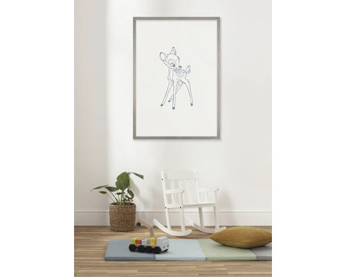 Barnrum med rådjursmotiv i ram, leksaker och gungstol.