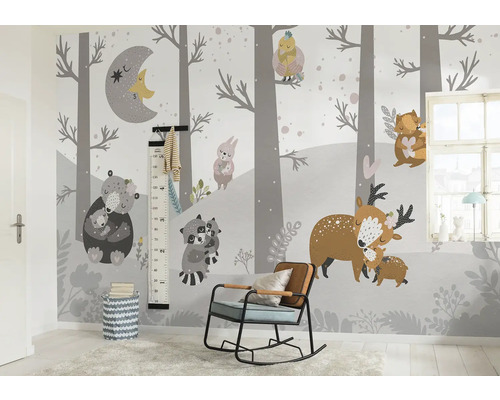 Barnrum med skogsdjursmotiv, mätsticka och gungstol