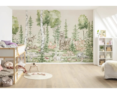 Barnrum med tapet med skogsdjursmotiv, björk, björn, rådjur, räv, hare