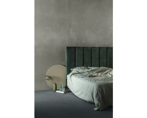 Sovrum med säng, sänggavel, sängkläder och dekoration