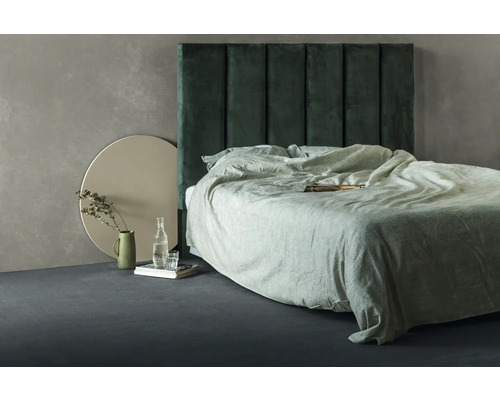 Sovrum med säng, vadderad sänggavel, sängkläder och dekoration