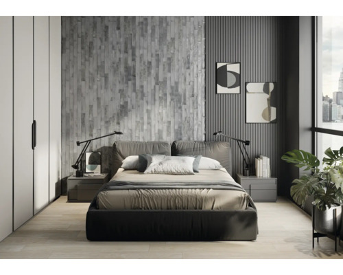 Sovrum med säng, sängbord, lampor, tavlor och växter