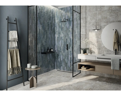 Badrum med dusch, handfat, spegel och handdukshängare