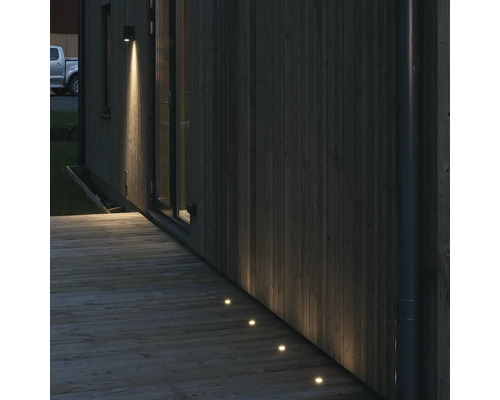 Husvägg med utomhusbelysning och markstrålkastare