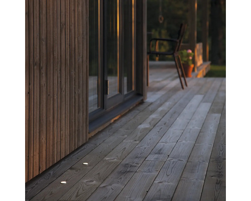 Scen med träterrass och inbyggd belysning