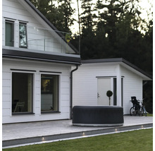 Uppblåsbar bubbelpool på en terrass bredvid ett bostadshus