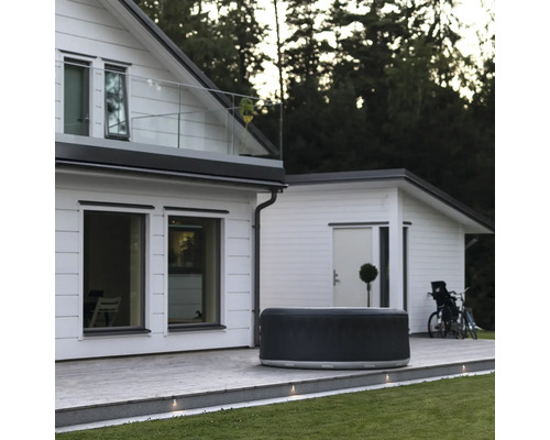 Uppblåsbar bubbelpool på en terrass bredvid ett bostadshus