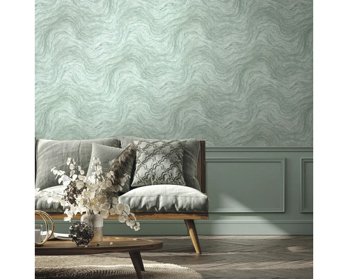 Vardagsrum med mönstrad tapet, soffa och soffbord