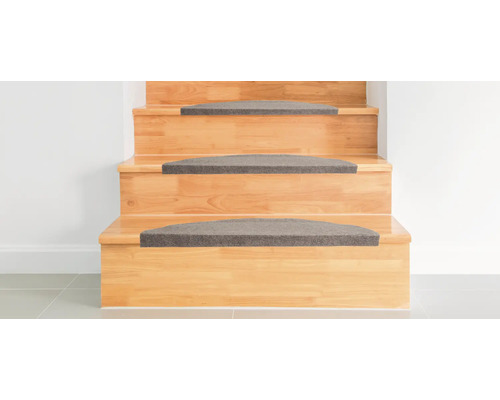 Trätrappa med trappstegsmattor för ökad säkerhet och komfort