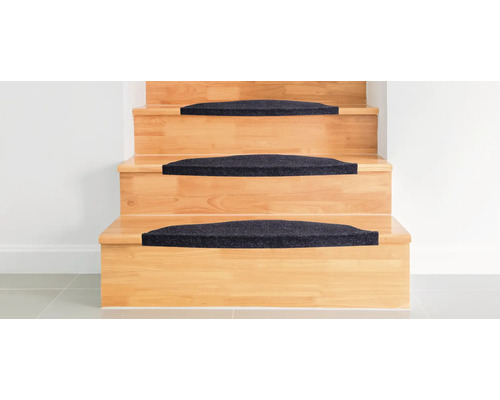 Trätrappa med trappstegsmattor