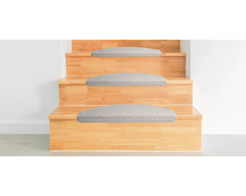 Trätrappa med grå trappstegsmattor