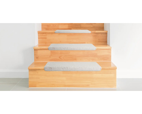 Trätrappa med grå trappstegsmattor