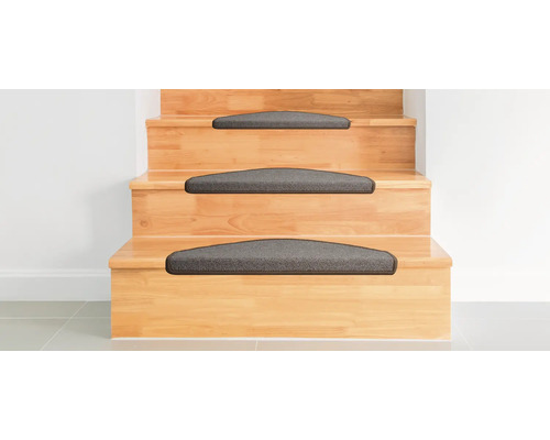 Trappa med grå trappmattor