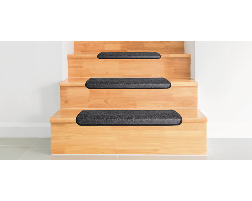 Trätrappa med halkskyddsmattor för ökad säkerhet