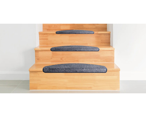 Trätrappa med gråa trappmattor