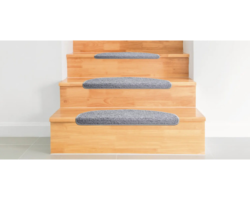 Trätrappa med grå trappstegsmattor