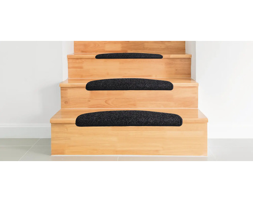 Trappa med svarta trappmattor