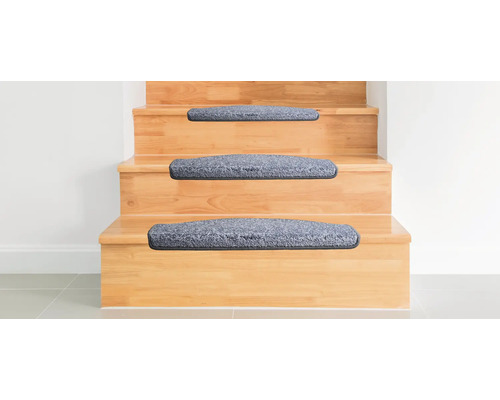 Trätrappa med grå trappmattor