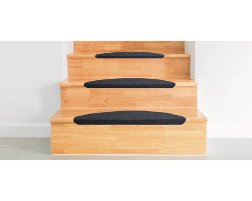 Trätrappa med svarta trappstegsmattor