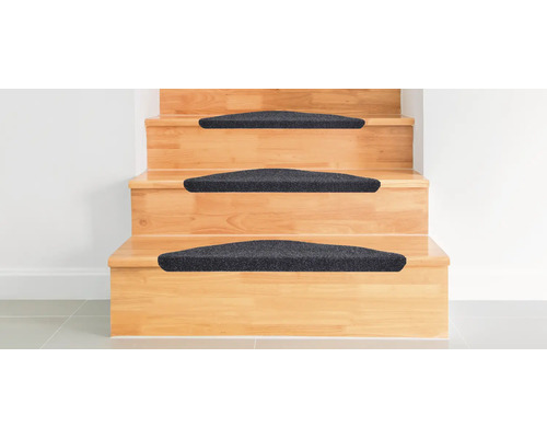 Trätrappa med grå trappstegsmattor