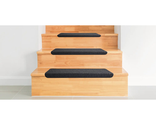 Trätrappa med svarta trappstegsmattor