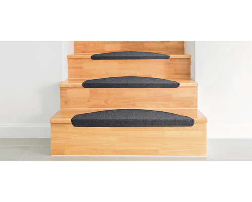 Trätrappa med grå trappstegsmattor för ljudisolering och ökad säkerhet