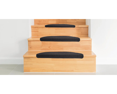 Trätrappa med svarta trappstegsmattor