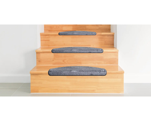 Trätrappa med grå trappstegsmattor för ökad säkerhet och komfort