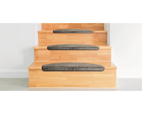 Trätrappa med trappstegsmattor