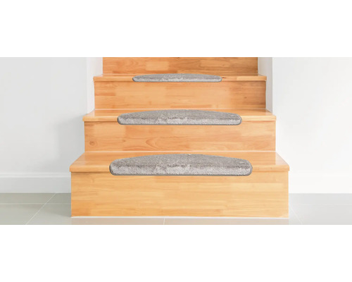 Trätrappa med trappstegsmattor