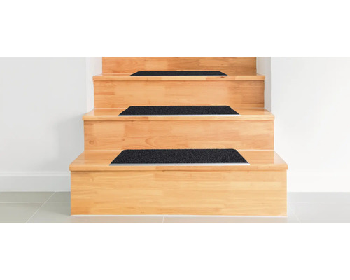 Trätrappa med halkskyddsmattor