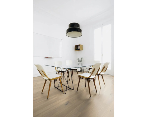 Ljust rum med matbord med glasskiva och trästolar