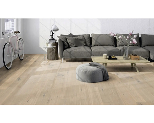 Ljust vardagsrum med trägolv, soffa och cykel