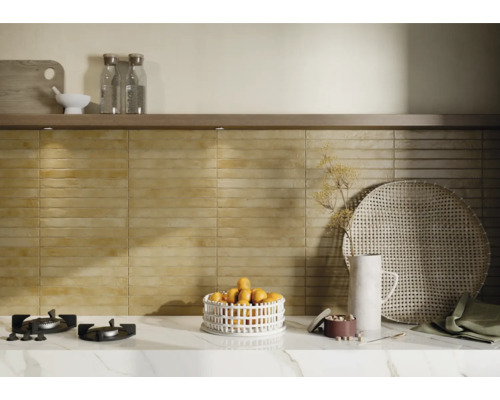 Köksscen med kakel, spishäll och dekorativa element