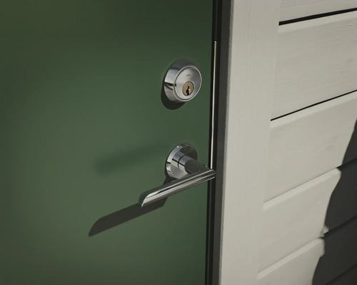 Närbild av ytterdörr med lås och dörrhandtag