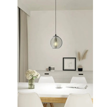 Matbord med pendellampa i modern stil