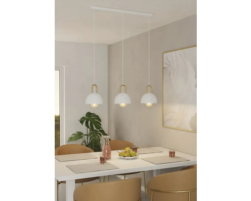 Pendellampa med tre lampor över ett matbord