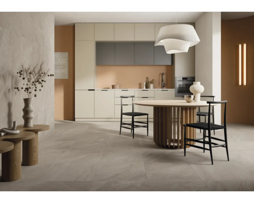 Ljust rum med kök, matbord och stolar.