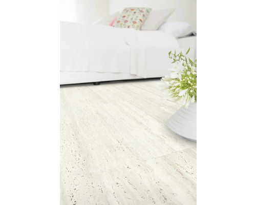 Ljust rum med säng och ljust golv i stenimitation