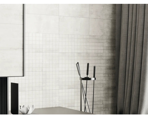 Ljust rum med keramiska väggplattor i stenlook, antydan till öppen spis och gardiner